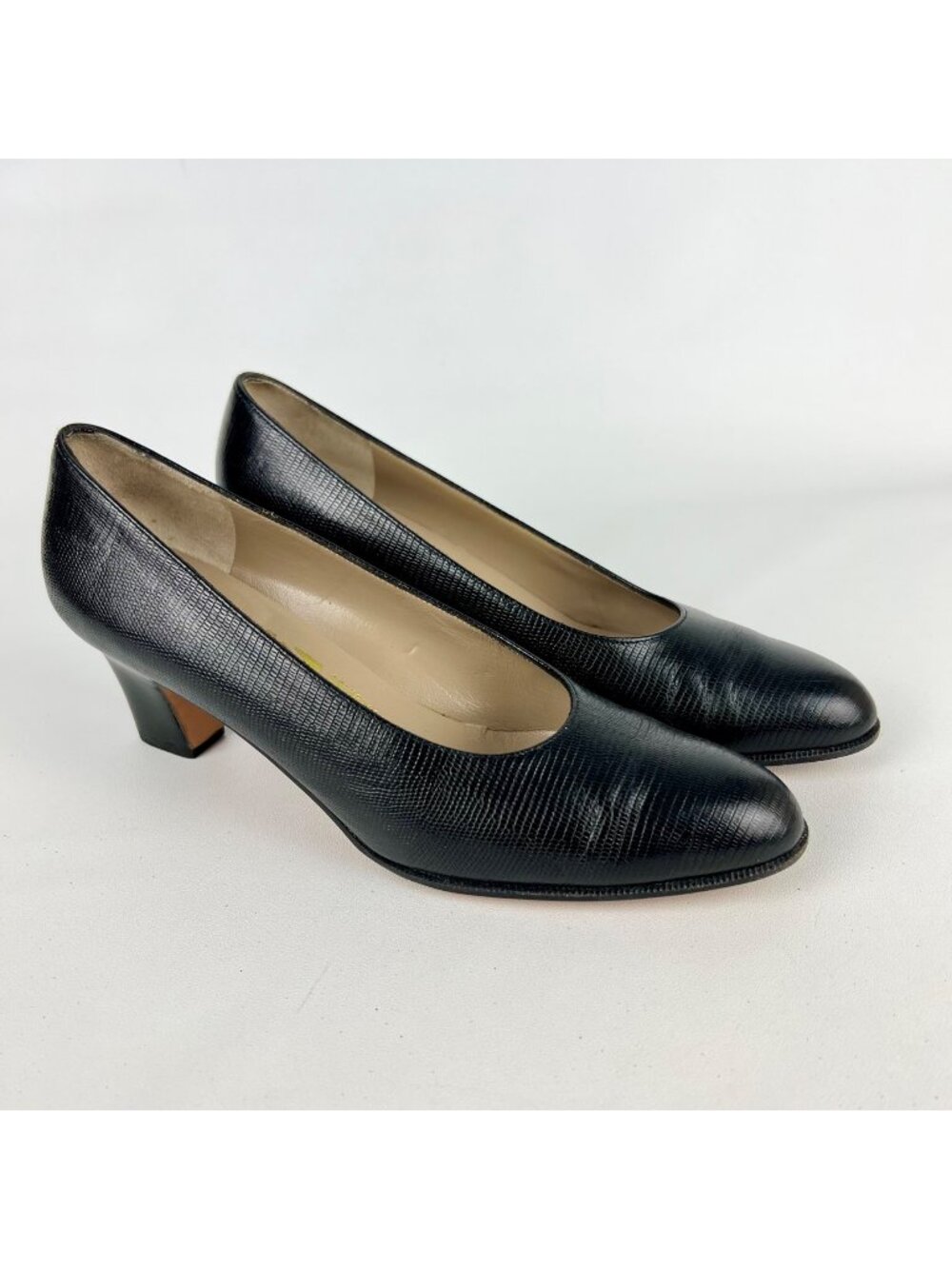 Salvatore Ferragamo Womens Narrow Black Lizard Embossed Leather Pumps size 7AA
